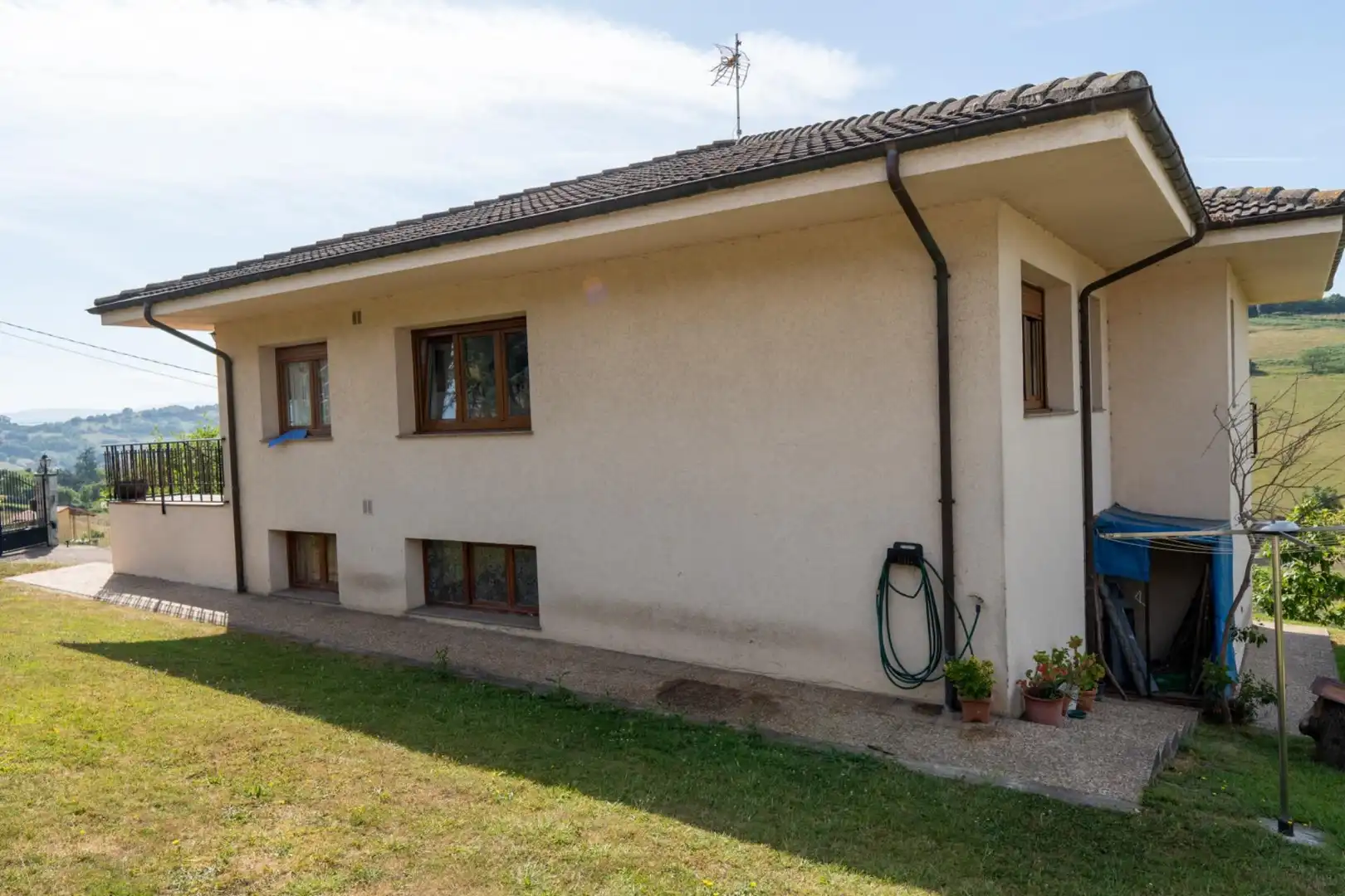 Vista exterior de Casa o xalet en venda en Gijón  amb Calefacció, Jardí privat i Terrassa