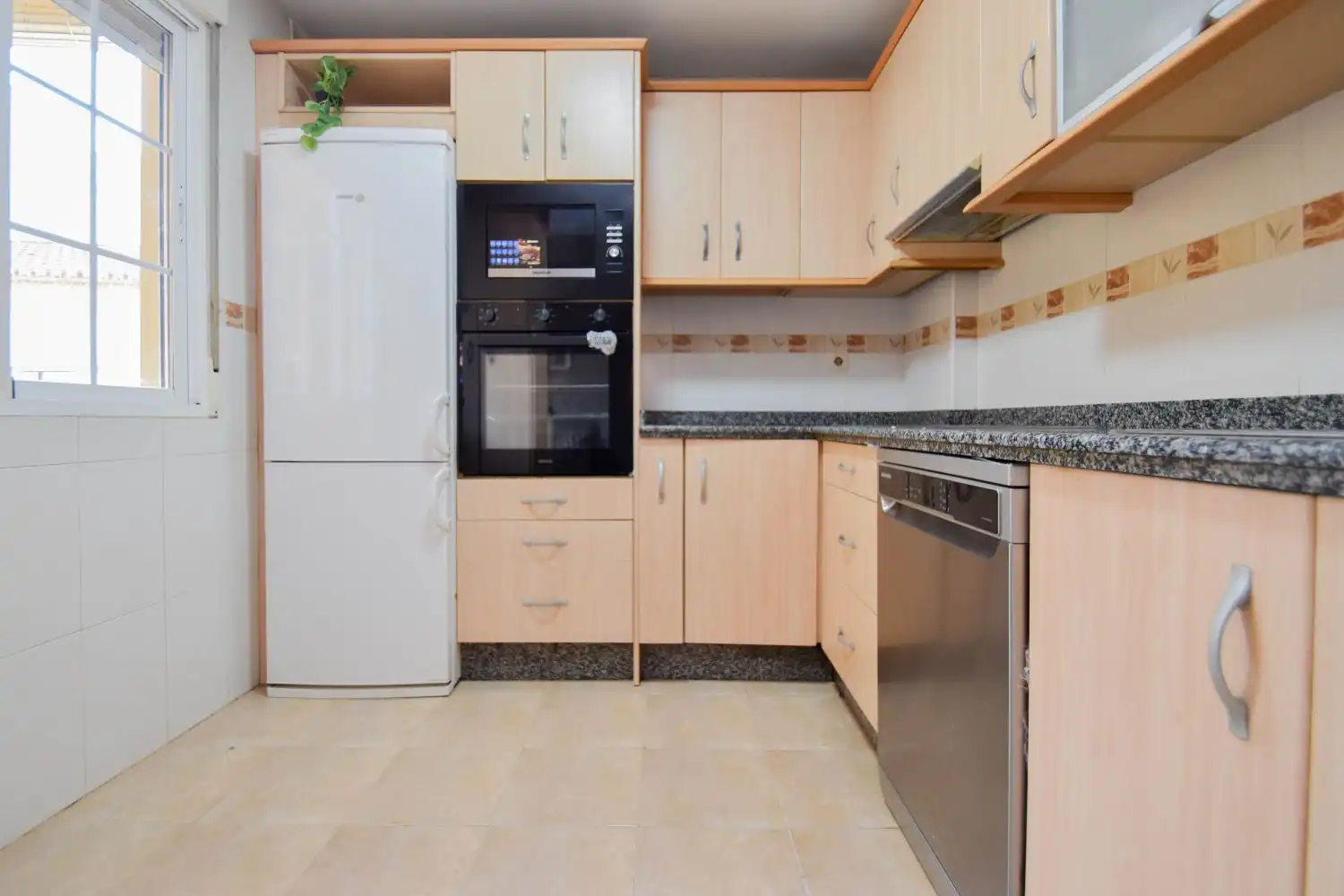 Cocina de Dúplex en venta en Cúllar Vega con Terraza, Trastero y Amueblado