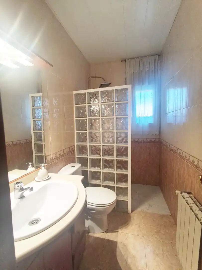 Baño de Casa o chalet en venta en Sant Esteve Sesrovires con Aire acondicionado, Calefacción y Jardín privado