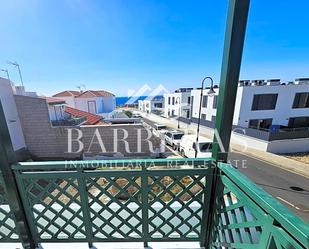 Vista exterior de Casa o xalet de lloguer en Arico amb Terrassa i Balcó