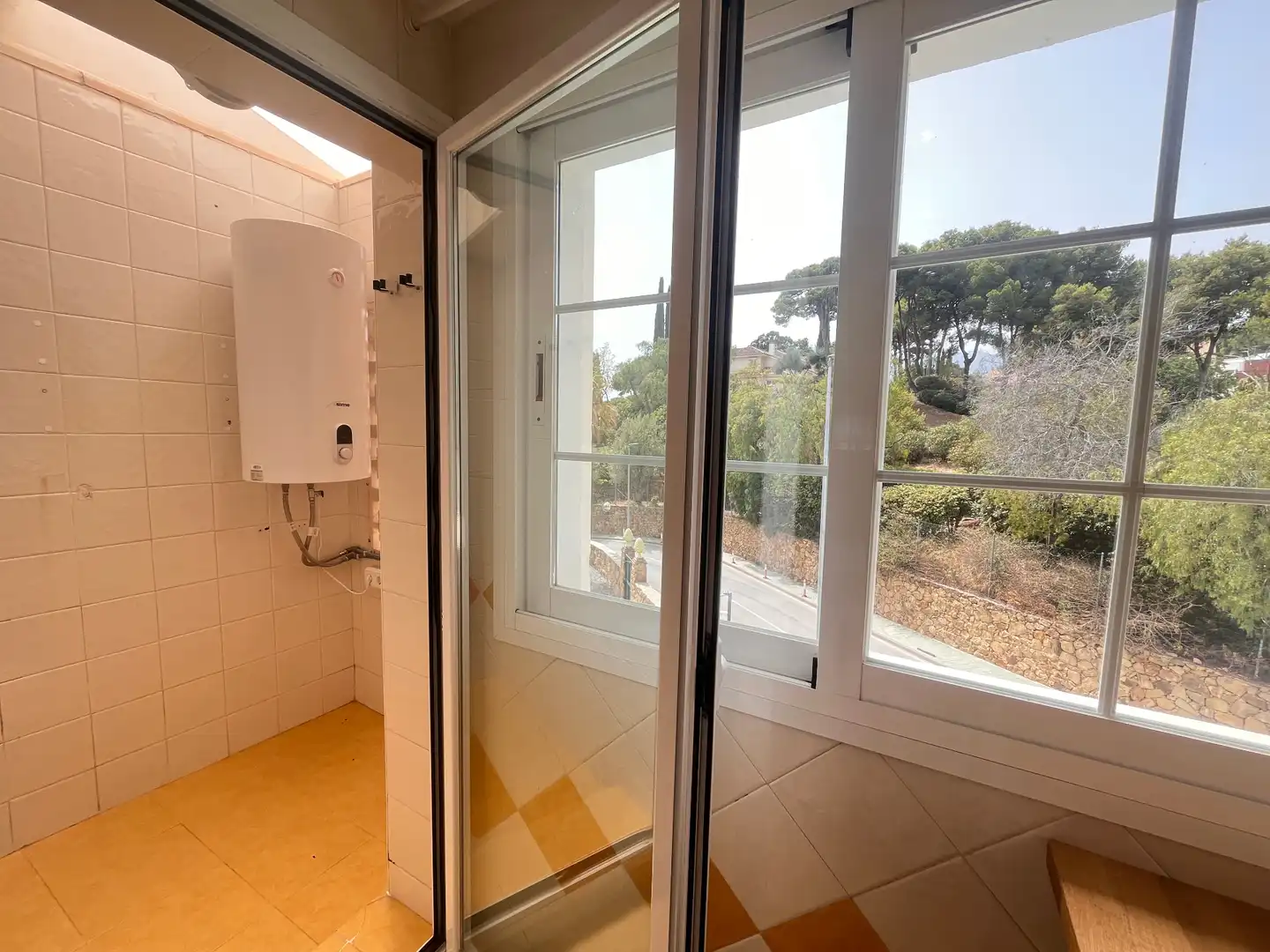 Badezimmer von Dachboden zur Miete in Marbella mit Klimaanlage, Terrasse und Abstellraum