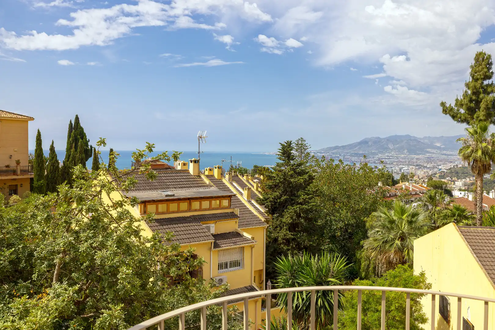 Vista exterior de Casa adosada en venda en Málaga amb Aire condicionat, Calefacció i Terrassa
