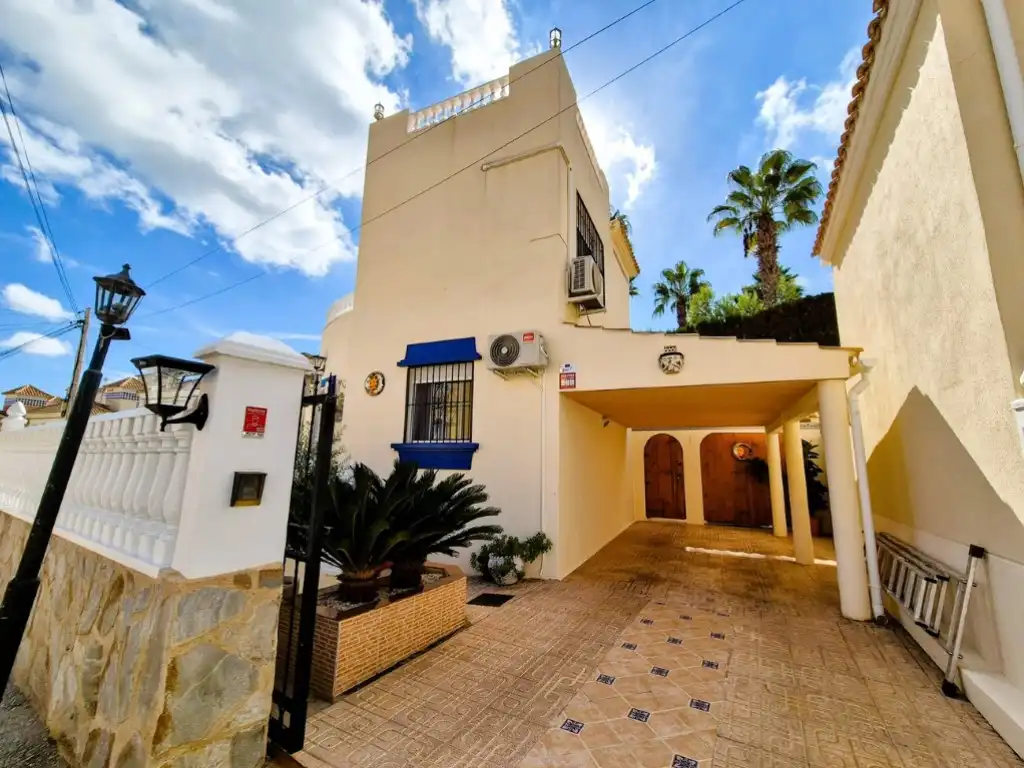 Vista exterior de Casa o xalet en venda en Villamartín amb Jardí privat