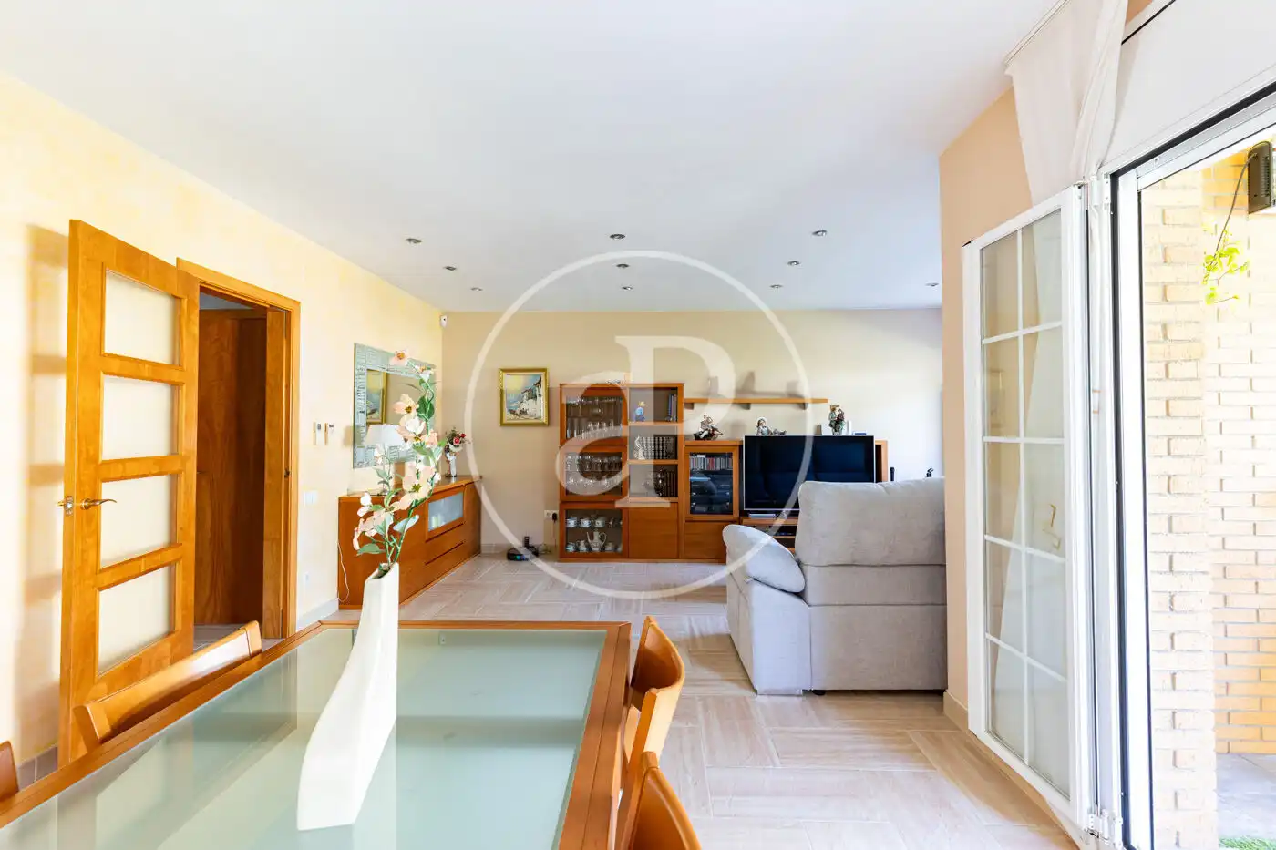Wohnzimmer von Einfamilien-Reihenhaus zum Verkauf in Sant Quirze del Vallès mit Klimaanlage, Heizung und Privatgarten