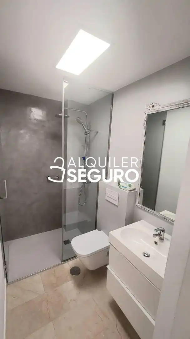 Badezimmer von Wohnung zur Miete in Madrid mit Klimaanlage und Möbliert