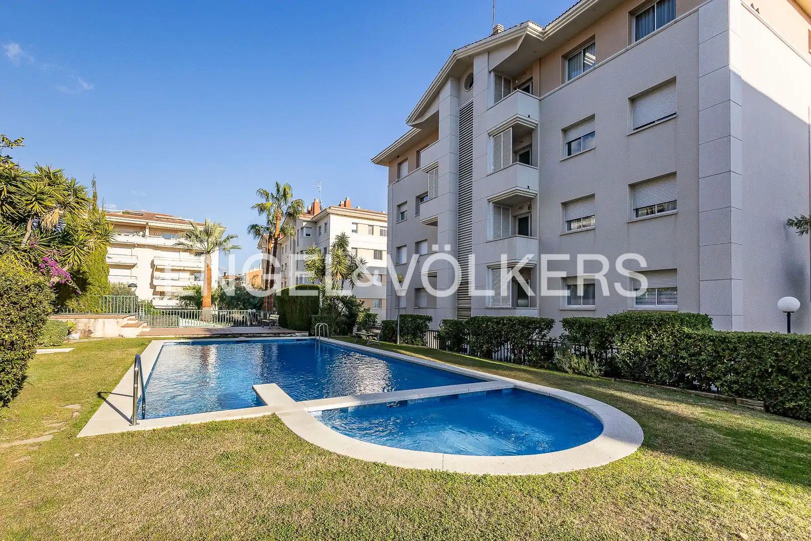 Außenansicht von Wohnung zum Verkauf in Sitges mit Klimaanlage, Heizung und Parkett