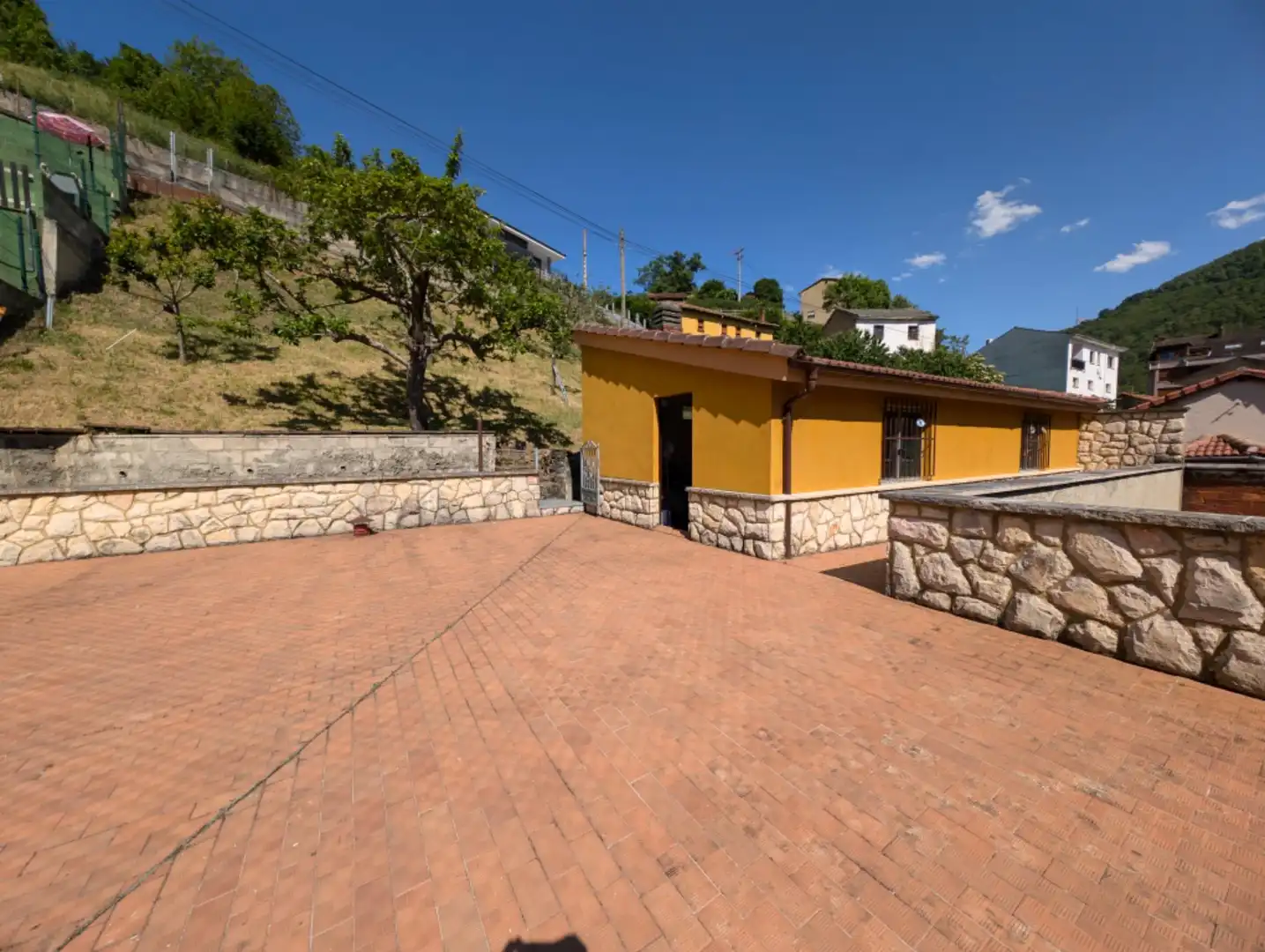 Vista exterior de Casa o xalet en venda en Aller amb Calefacció, Jardí privat i Terrassa