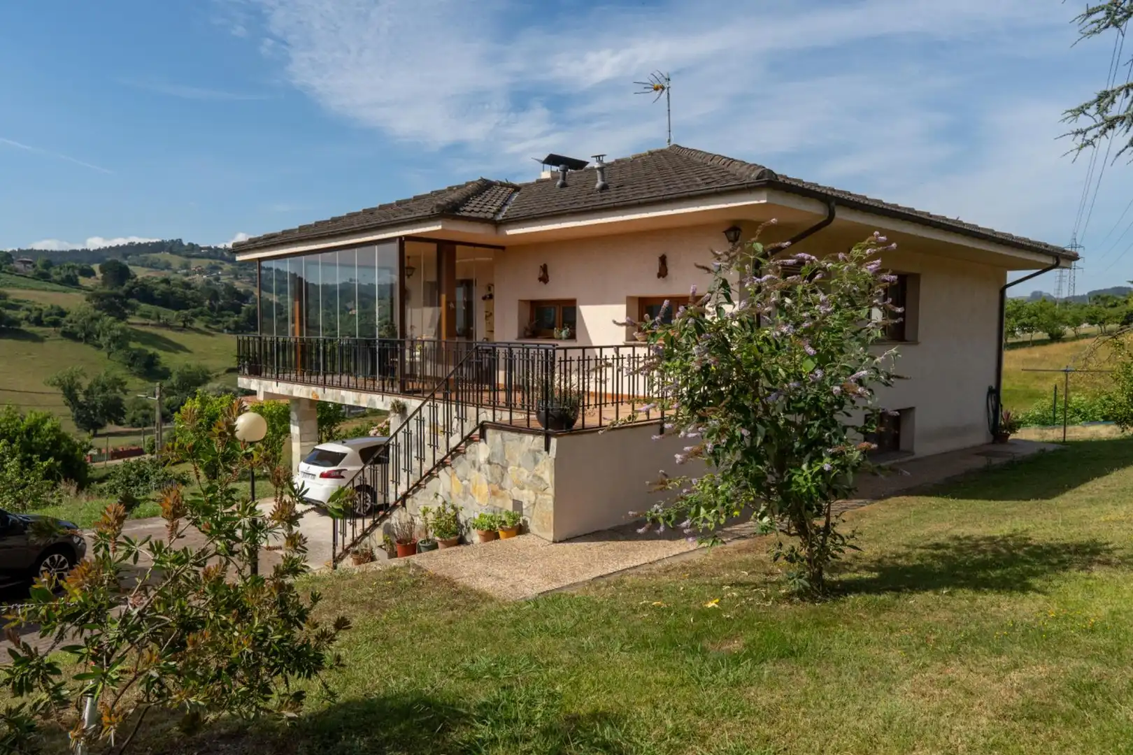 Vista exterior de Casa o xalet en venda en Gijón  amb Calefacció, Jardí privat i Terrassa