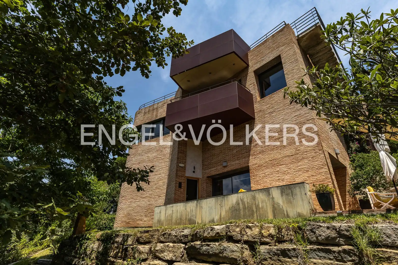 Vista exterior de Casa adosada en venda en Sant Cugat del Vallès amb Calefacció, Jardí privat i Parquet