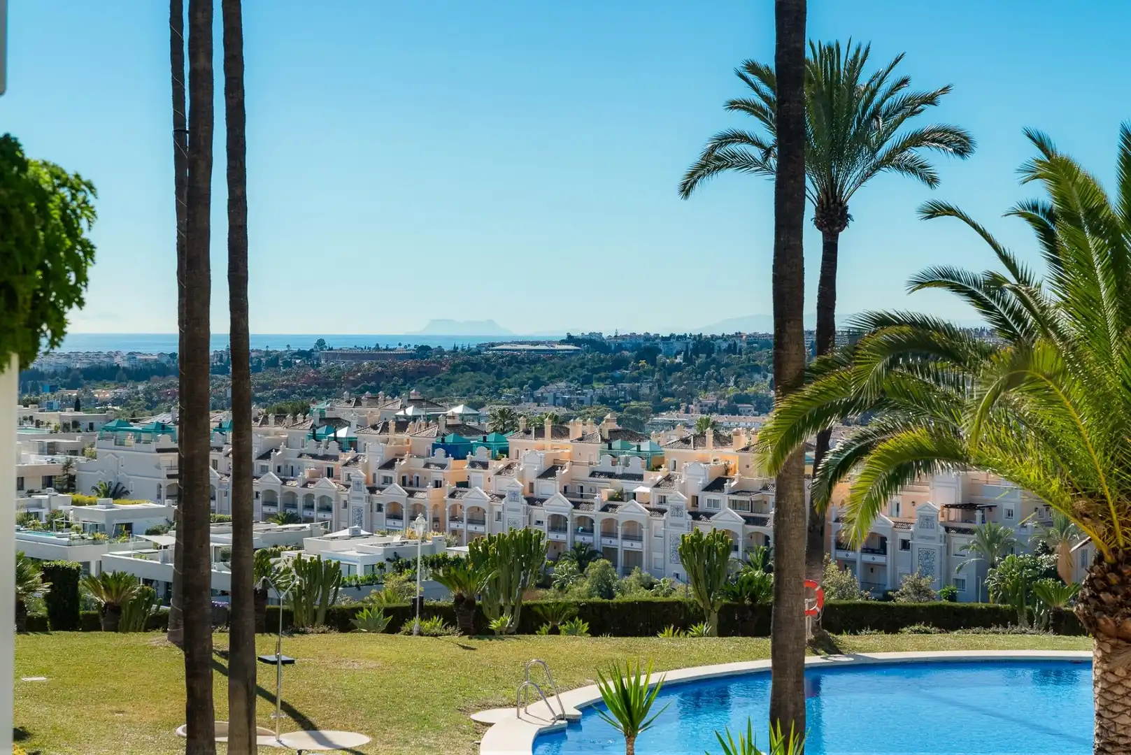 Vista exterior de Apartament en venda en Marbella amb Piscina comunitària