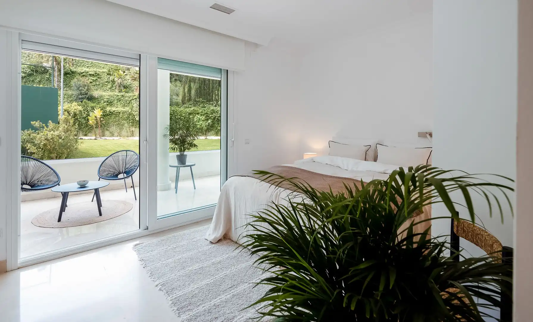 Habitación de Planta baja en venta en Marbella con Aire acondicionado, Calefacción y Jardín privado
