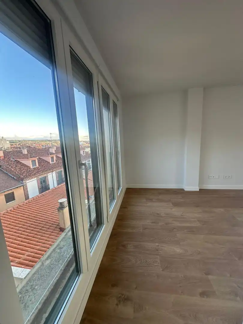 Dormitori de Àtic en venda en León Capital  amb Calefacció, Parquet i Traster