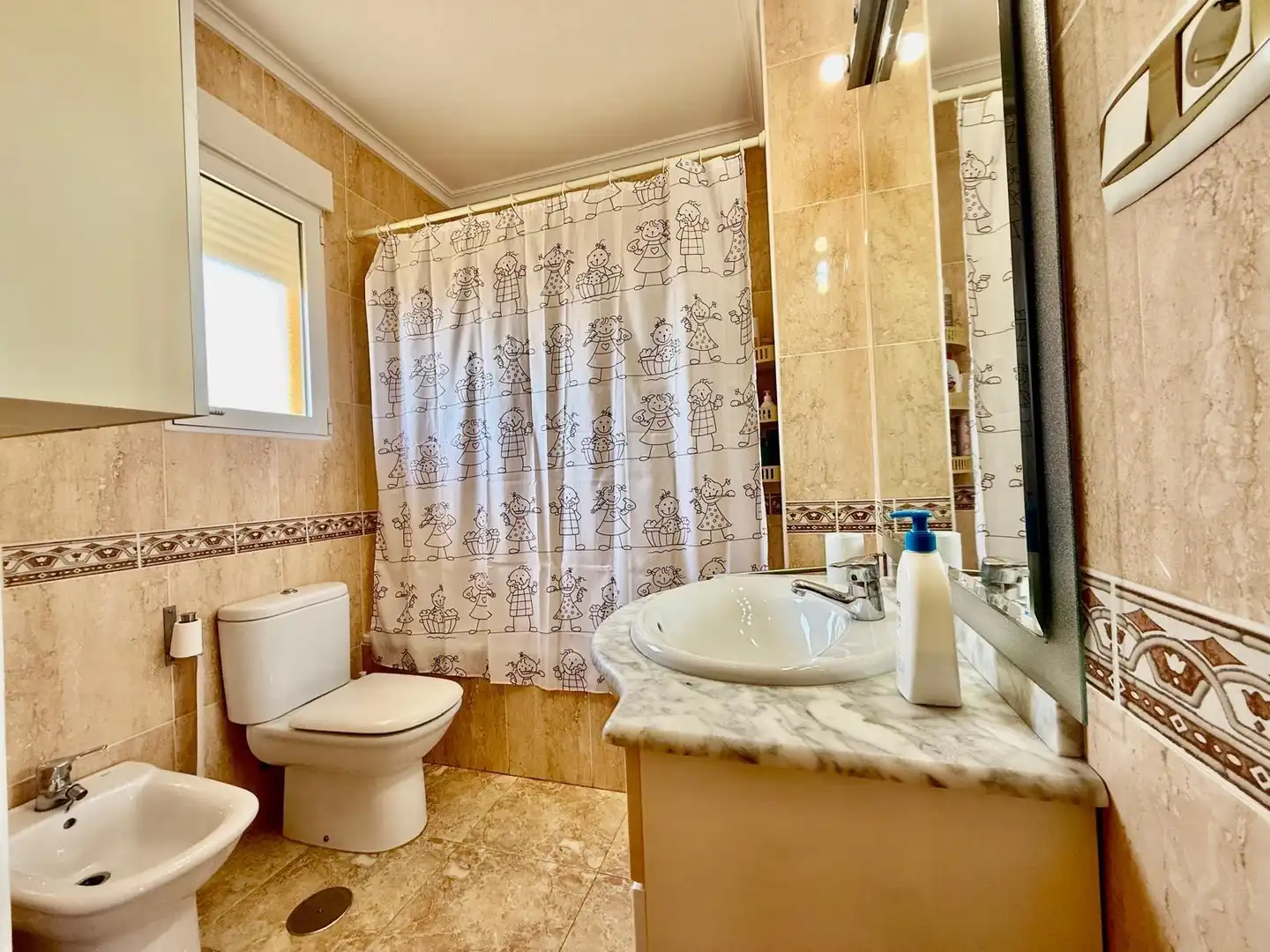 Badezimmer von Einfamilien-Reihenhaus zum Verkauf in San Pedro del Pinatar mit Klimaanlage, Privatgarten und Terrasse