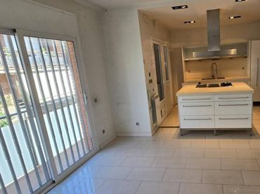 Piso con balcón en venta en Calle General Llauder 7