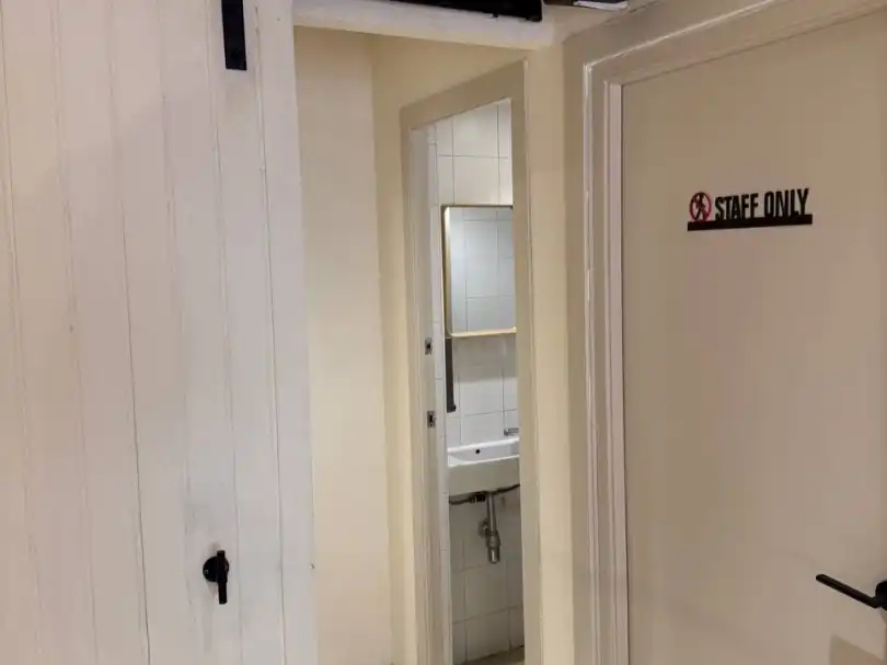 Baño de Local en traspaso en Barcelona con Aire acondicionado, Calefacción y Internet