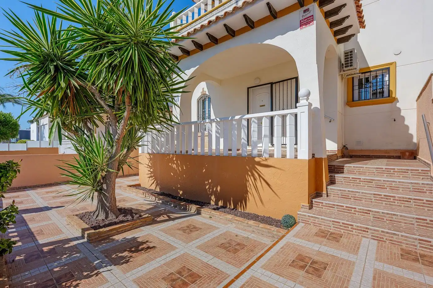 Vista exterior de Casa adosada en venta en Orihuela con Aire acondicionado, Jardín privado y Terraza