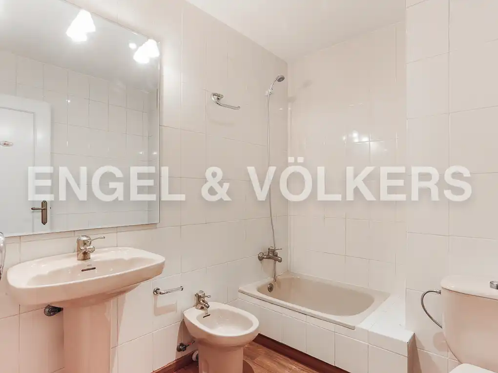 Badezimmer von Wohnung zur Miete in Valencia mit Klimaanlage, Heizung und Balkon