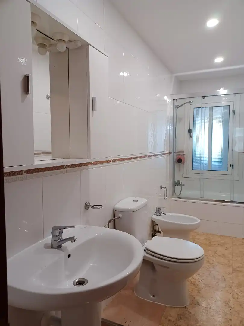 Badezimmer von Wohnung zur Miete in Santiago de Compostela  mit Heizung, Terrasse und Möbliert