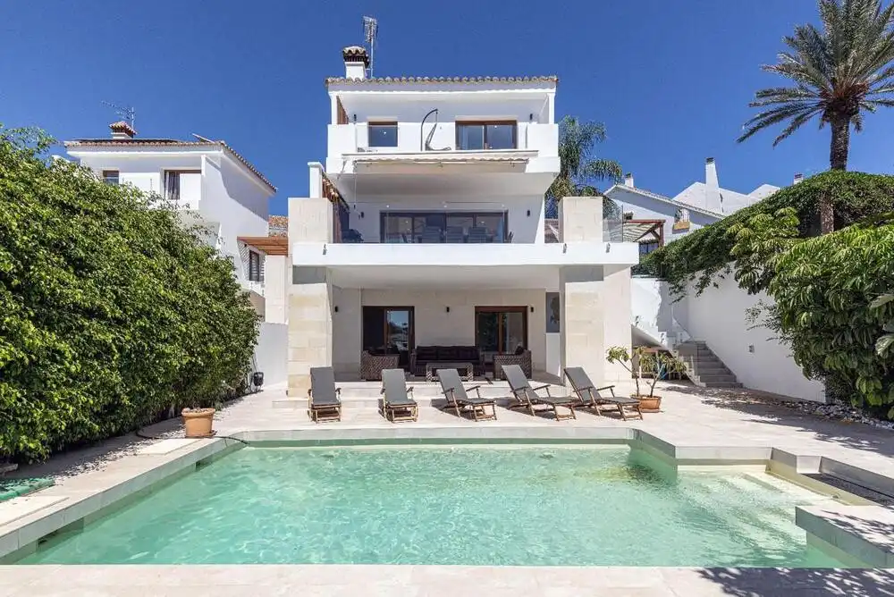 Casa con piscina en alquiler en Calahonda