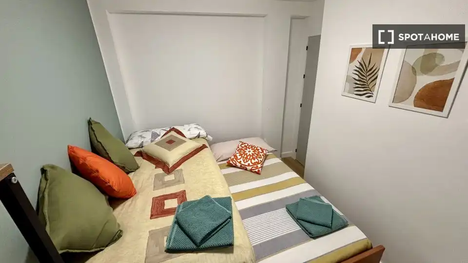 Habitación en Parque Palomar – Bombarda