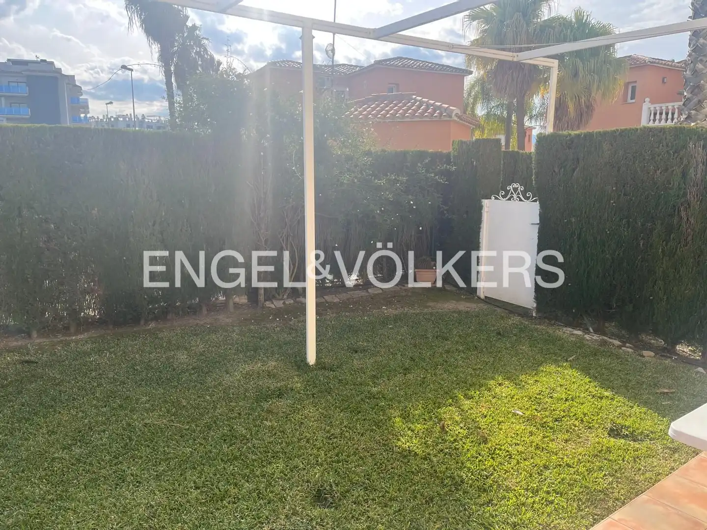 Casa adosada de alquiler en Oliva con Aire acondicionado, Calefacción y Jardín privado