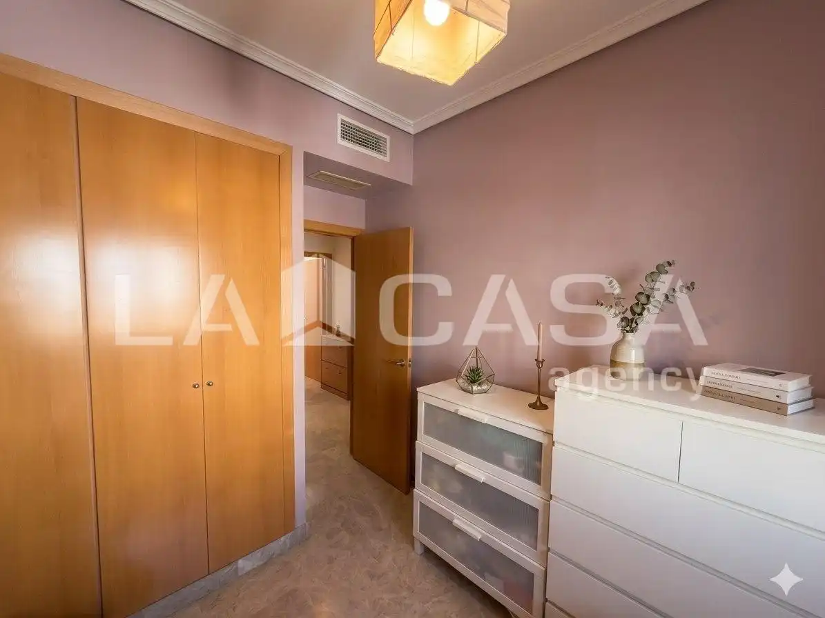 Dormitori de Casa adosada en venda en Montequinto amb Aire condicionat