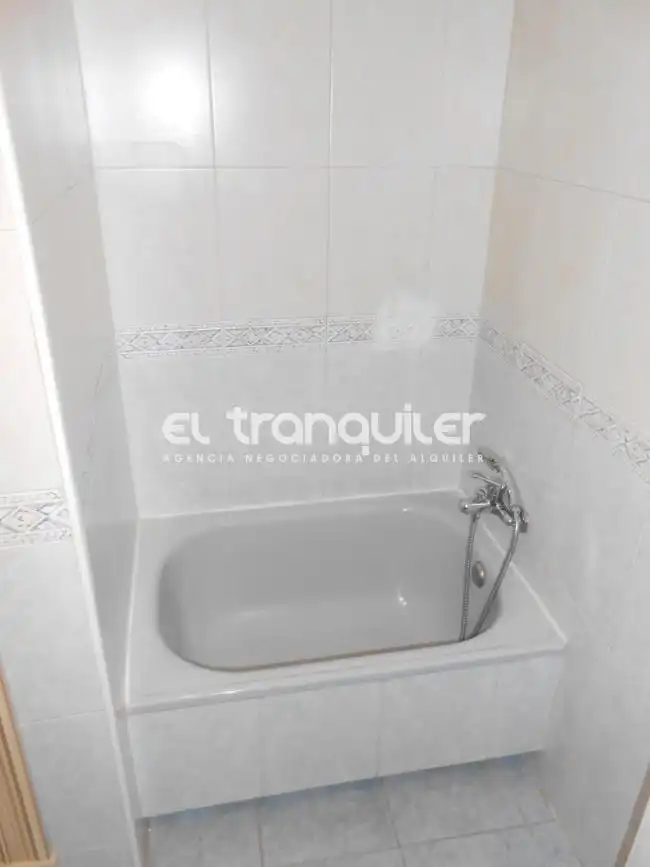 Bathroom of Flat for rent in Alcalá de Henares  with Air Conditioner, Parquet flooring and Swimming Pool