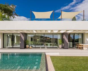 Vista exterior de Casa o xalet en venda en Marbella amb Aire condicionat, Calefacció i Jardí privat