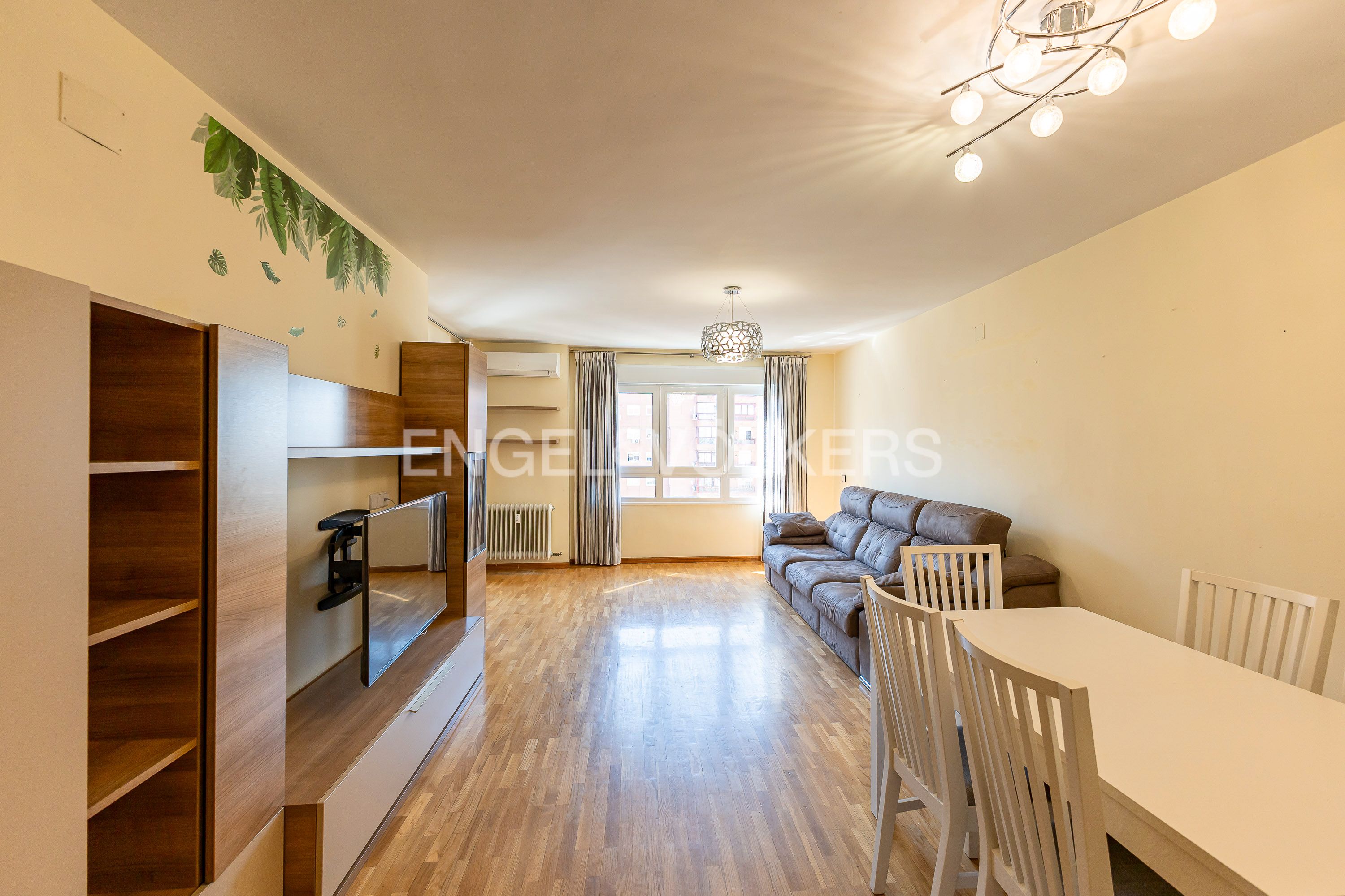 Sala d'estar de Apartament en venda en  Madrid Capital amb Aire condicionat, Calefacció i Jardí privat
