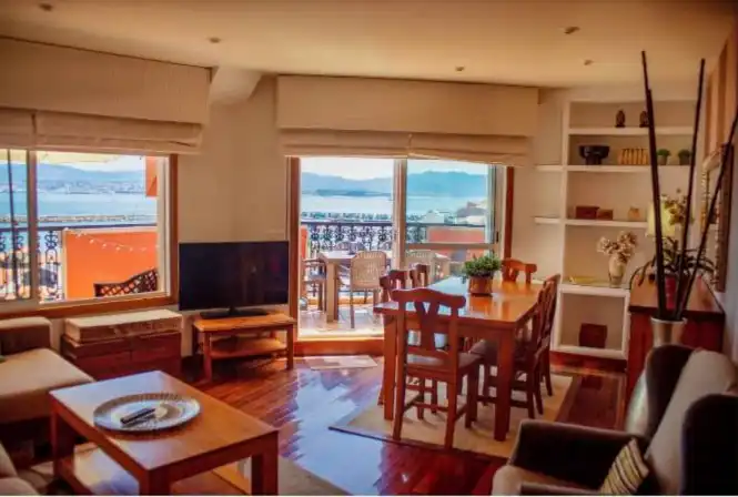 Sala d'estar de Àtic de lloguer en Cangas  amb Calefacció, Terrassa i Moblat