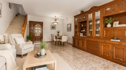 Descubre esta amplia y luminosa casa pareada distribuida en cuatro plantas, con un espectacular garaje de 76 m, tres dormitorios,