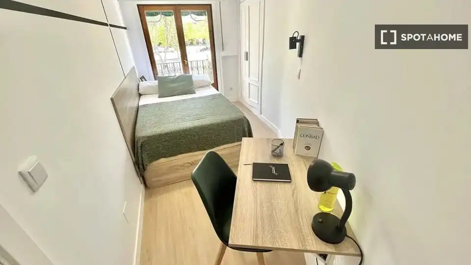 Bedroom of Flat for rent in Madrid  with Air Conditioner, Heating and Furnished