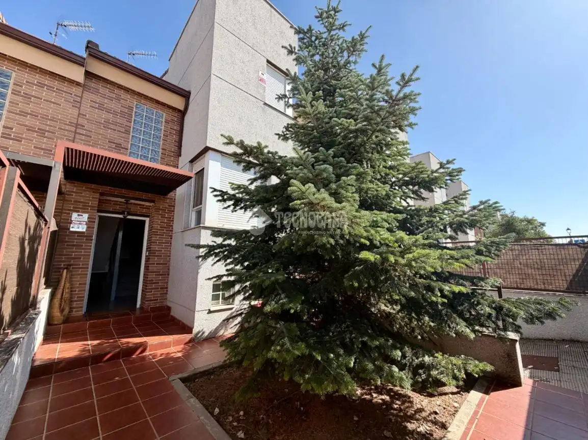 Casa pareada en venta en Villanueva de la Torre, imagen 2