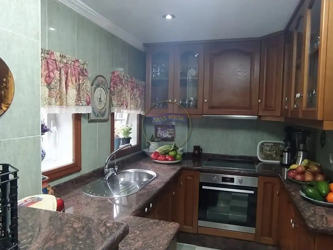 Cocina de Piso en venta en Vigo  con Calefacción, Terraza y Trastero