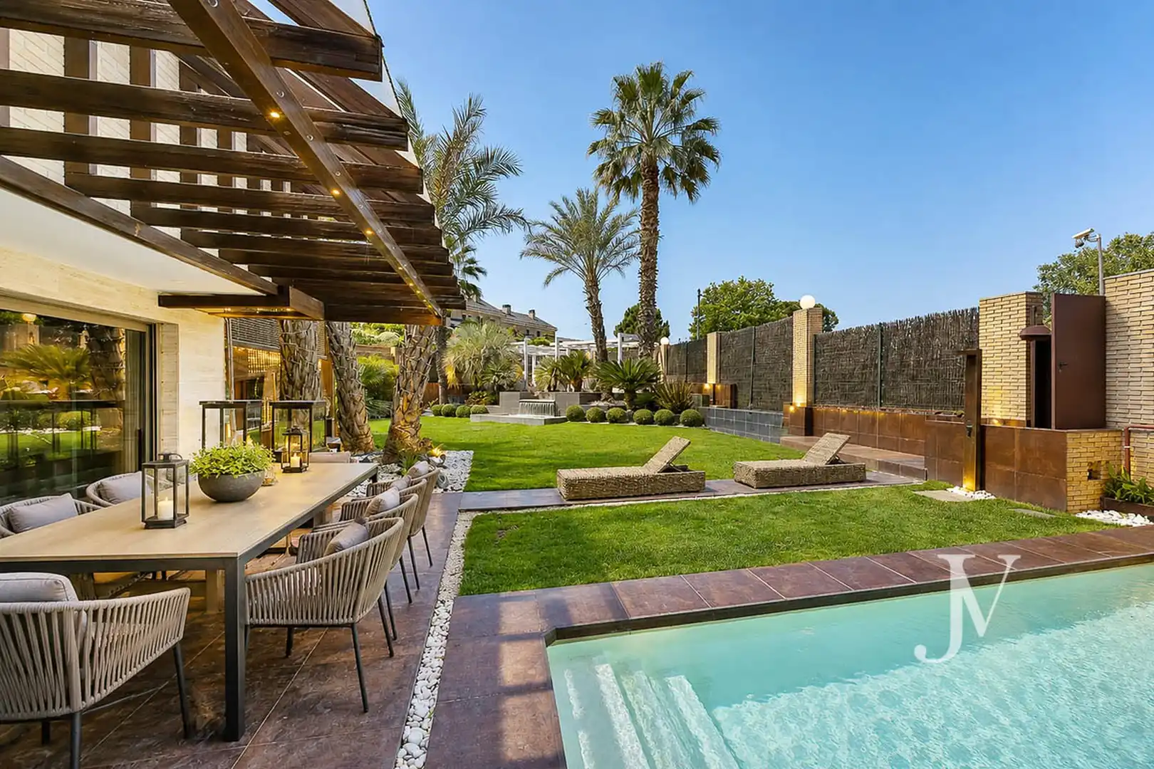 Terrasse von Einfamilien-Reihenhaus zum Verkauf in Pozuelo de Alarcón mit Klimaanlage, Heizung und Privatgarten
