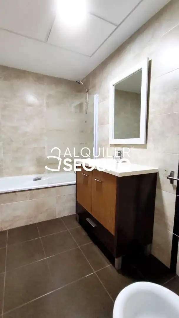 Baño de Piso de alquiler en Paterna con Aire acondicionado, Calefacción y Terraza