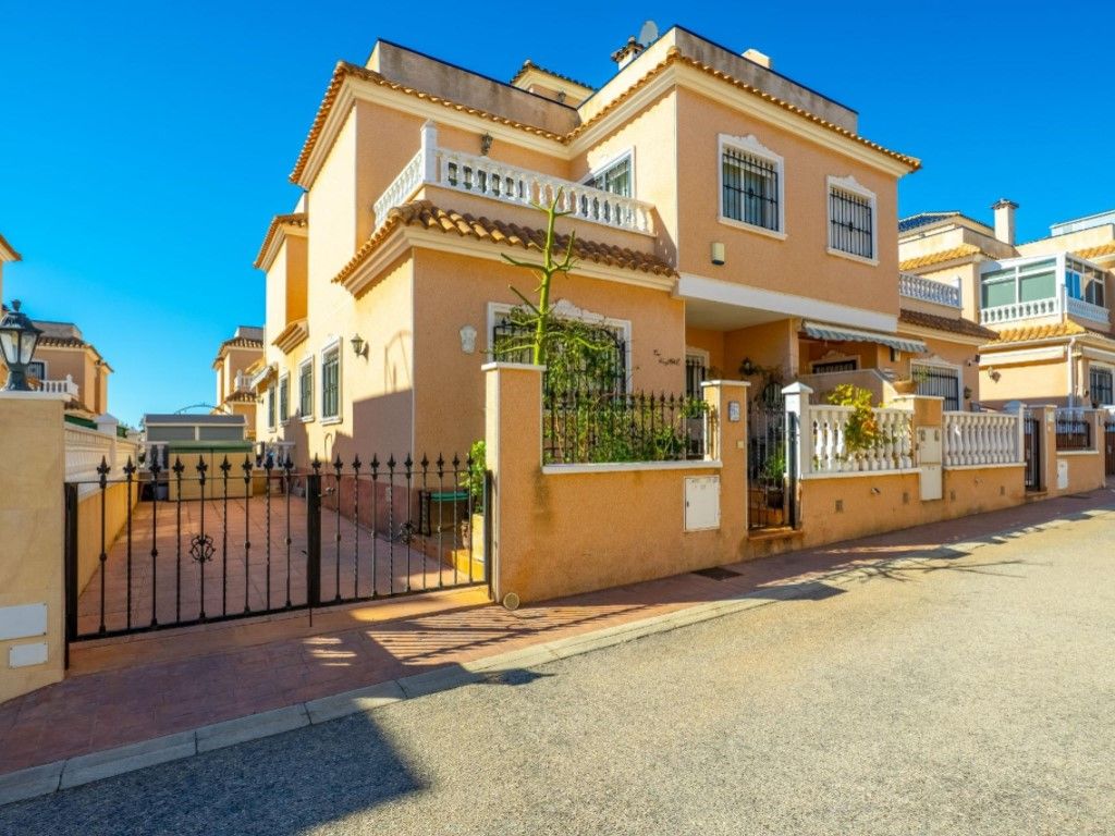Vista exterior de Dúplex en venda en Orihuela amb Aire condicionat, Jardí privat i Piscina