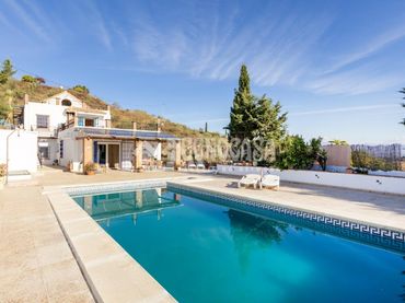 Casa rústica amb piscina en venda a Iznate