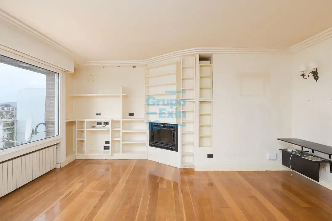 Sala d'estar de Àtic en venda en Donostia - San Sebastián  amb Calefacció, Terrassa i Piscina