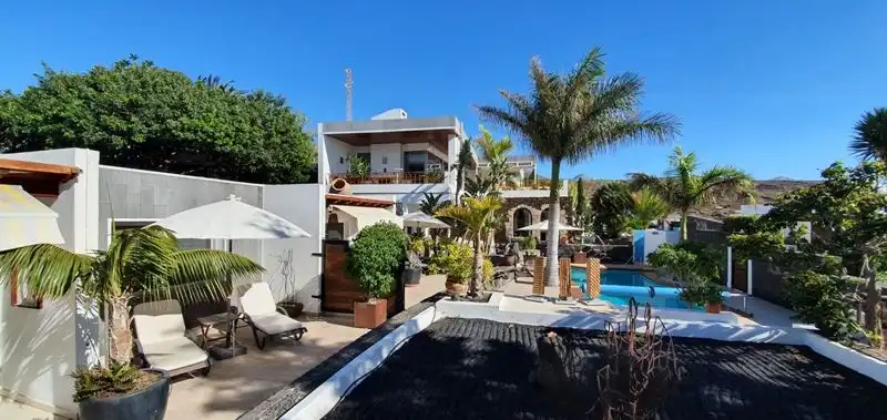 Vista exterior de Casa o xalet en venda en Yaiza amb Aire condicionat, Jardí privat i Terrassa