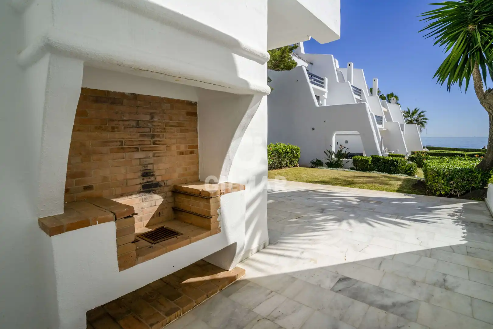 Terrasse von Einfamilien-Reihenhaus zum Verkauf in Marbella mit Heizung, Privatgarten und Schwimmbad
