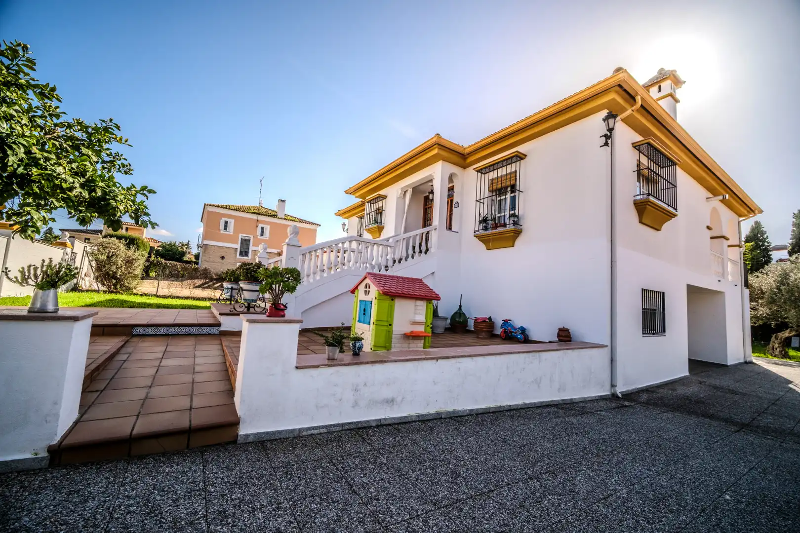 Vista exterior de Casa o xalet en venda en Montequinto amb Jardí privat, Terrassa i Moblat