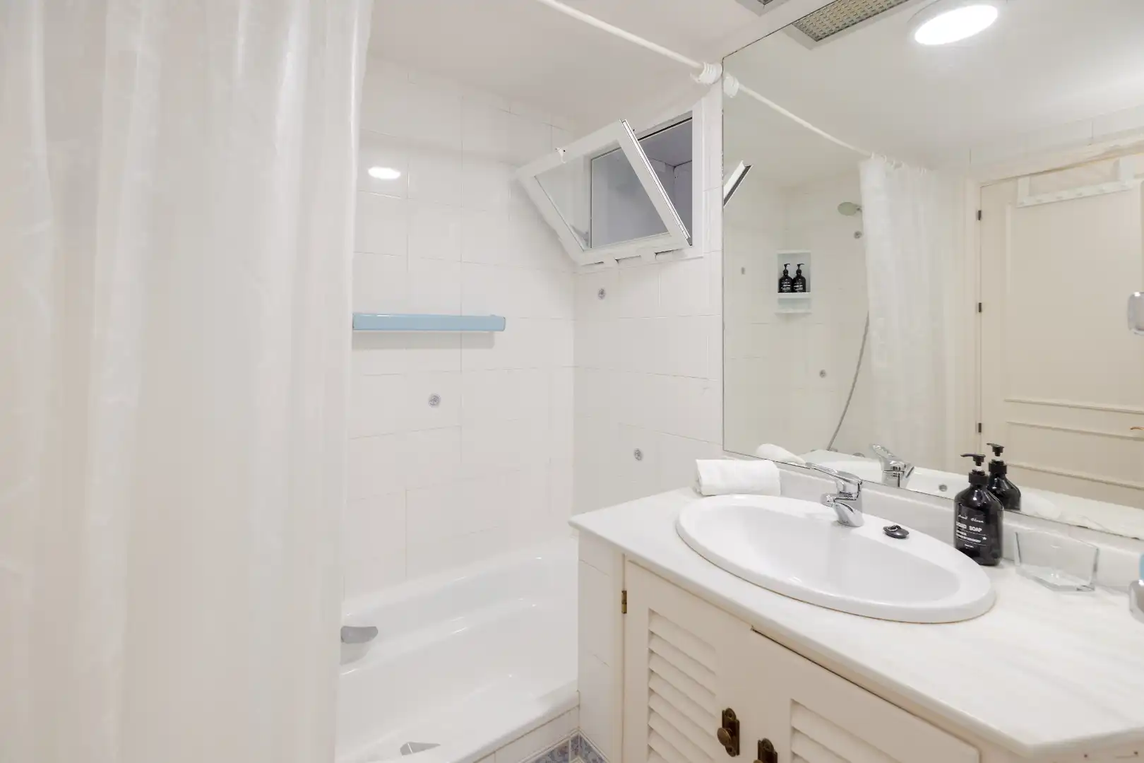 Bathroom of Flat for sale in Marbella  with Air Conditioner, Heating and Terrace