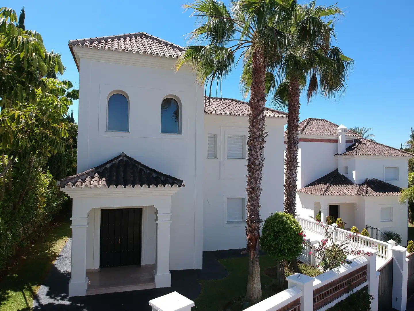 Vista exterior de Casa o xalet en venda en Marbella amb Aire condicionat, Calefacció i Jardí privat