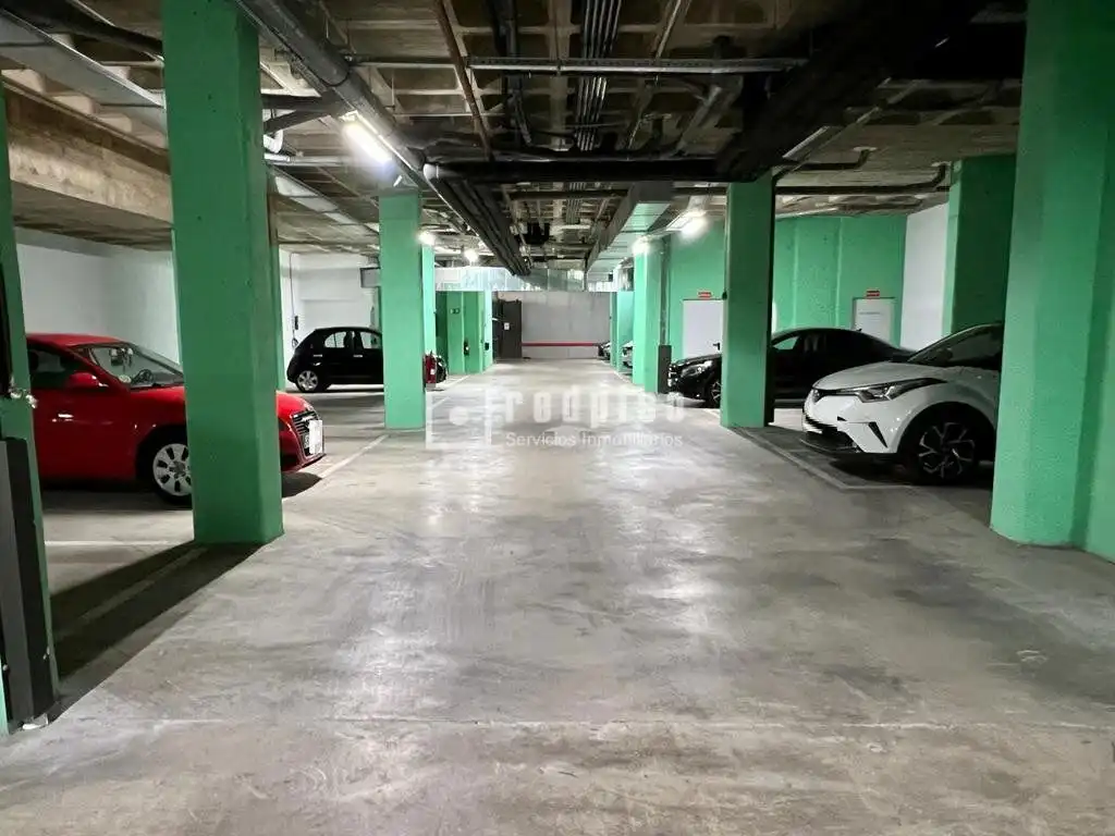 Parkplatz von Dachboden zur Miete in Madrid mit Heizung, Terrasse und Abstellraum