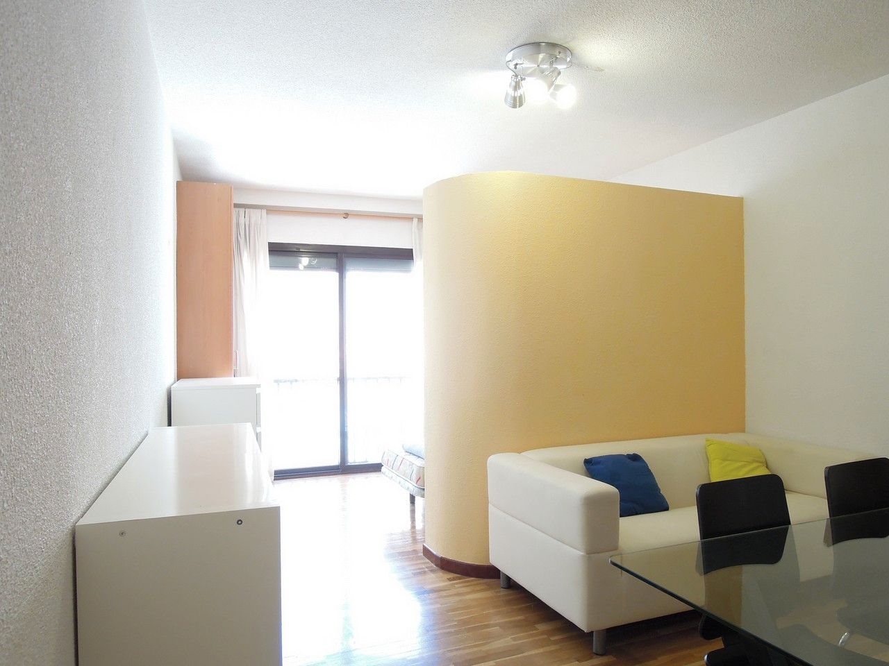 Sala d'estar de Estudi de lloguer en  Madrid Capital amb Aire condicionat, Calefacció i Moblat