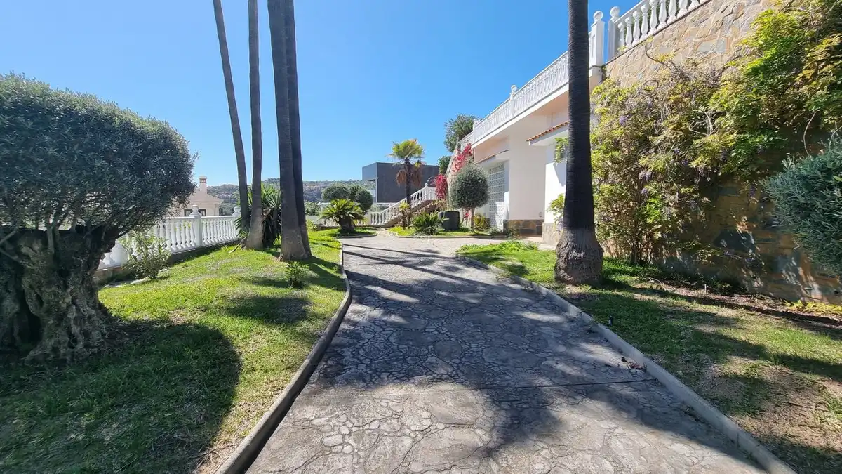 Vista exterior de Casa o xalet de lloguer en Benahavís amb Aire condicionat, Jardí privat i Terrassa
