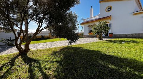 Casa independiente con parcela y piscina en el Faro