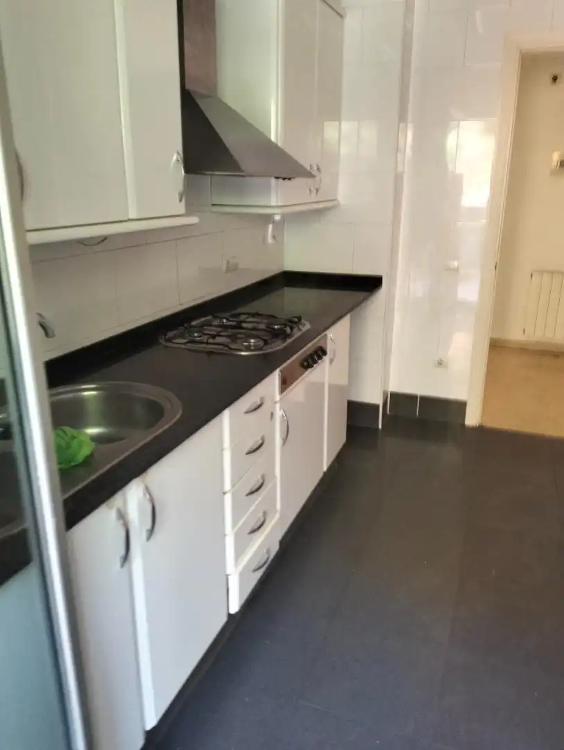 Cocina de Piso de alquiler en Barcelona con Calefacción, Terraza y Horno
