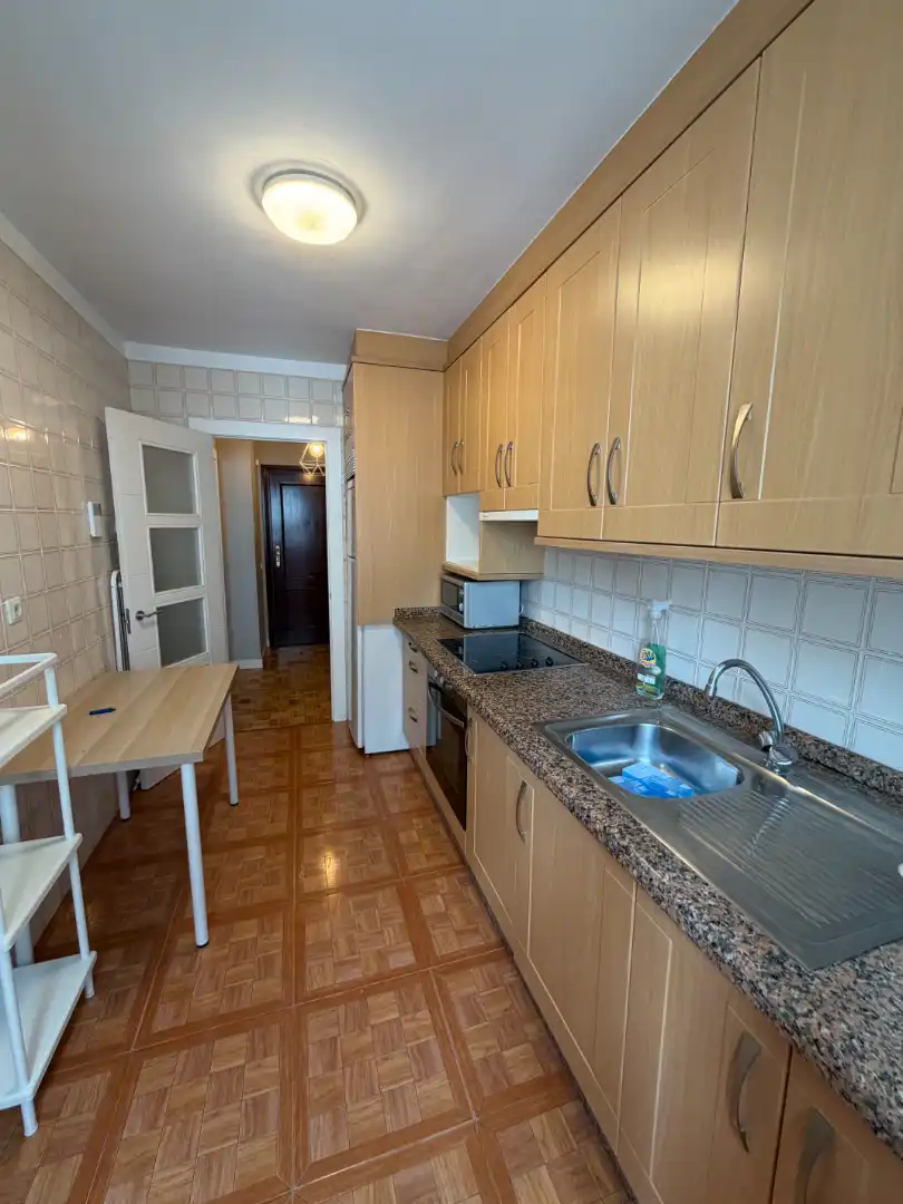 Küche von Wohnung zur Miete in Oviedo  mit Heizung, Parkett und Abstellraum